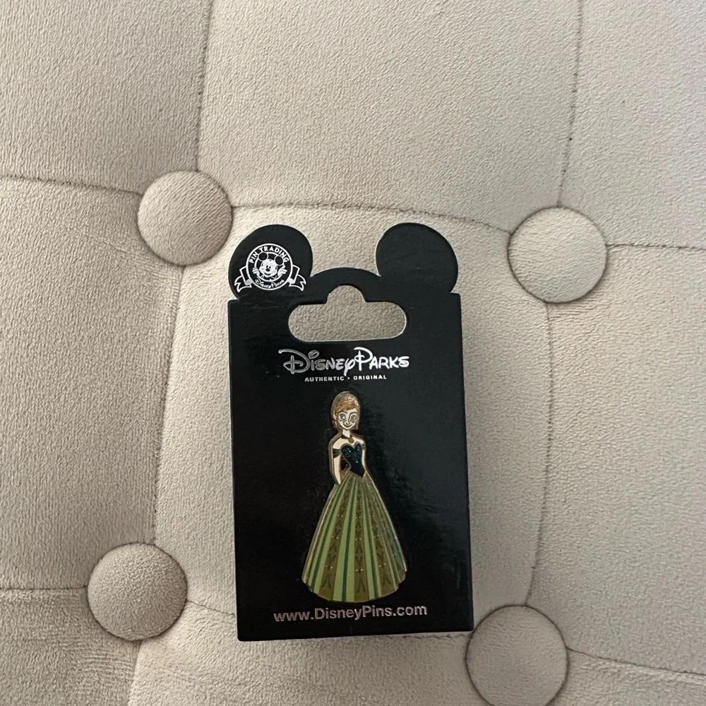 Disney Parks Pin- Anna - Picture 1 of 1